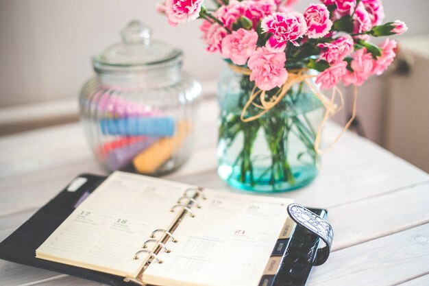 Tafel met bloempot en agenda