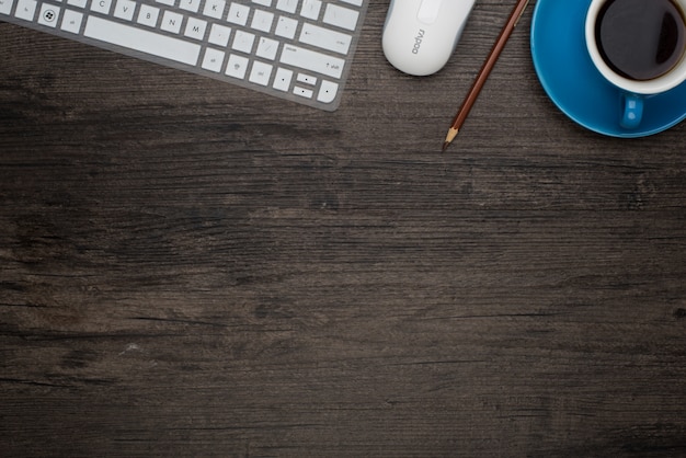 Tafel met een laptop en een kopje koffie blue