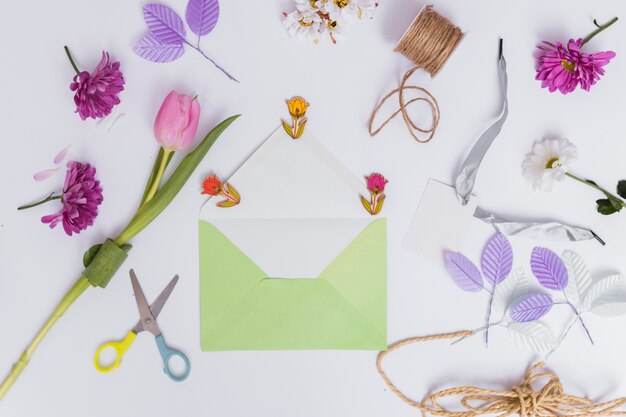Tafel met envelop en bloemen