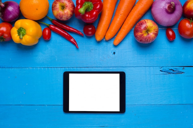 Tafel met groenten en een tablet