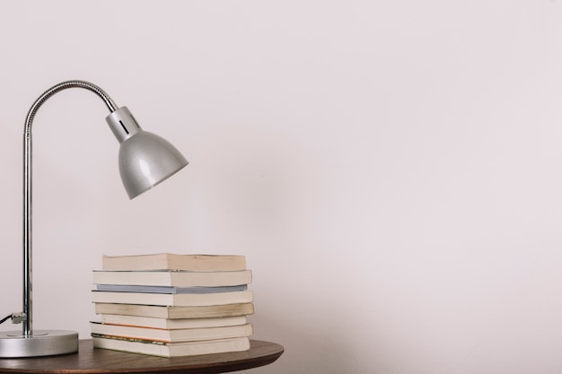 Gratis foto tafel met lamp en boeken