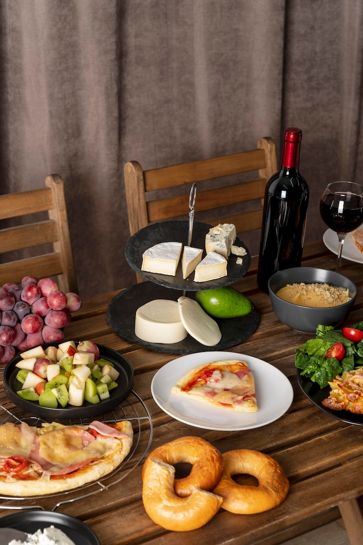 Gratis Foto tafel vol met eten arrangement