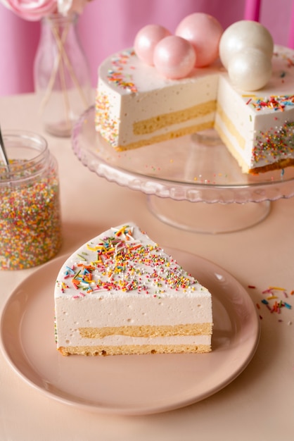 Tafelarrangement voor verjaardagsevenement met cake en confetti