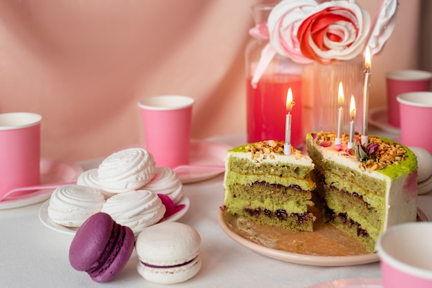 Tafelarrangement voor verjaardagsevenement met cake en kaarsen