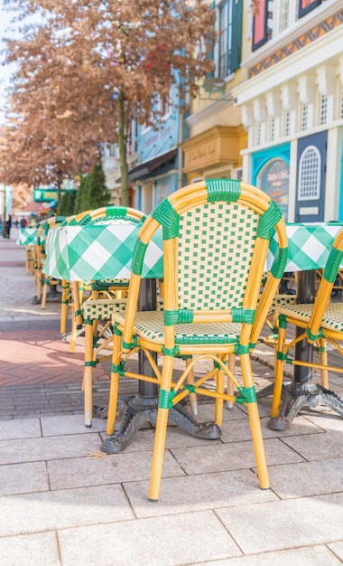 Tafels en stoelen in restaurant