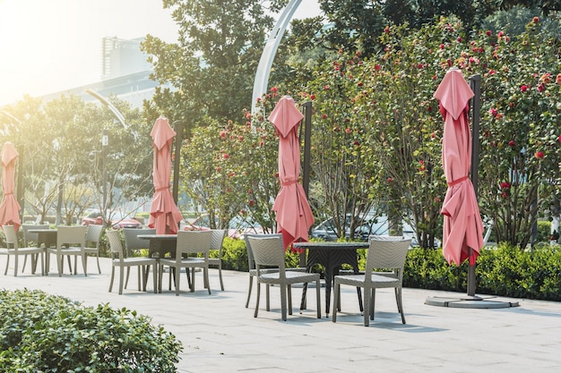 Tafels en stoelen met parasols