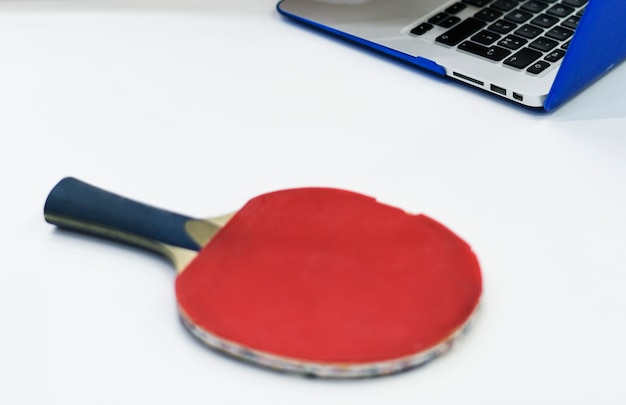 Tafeltennistafel racket en laptop op witte tafel