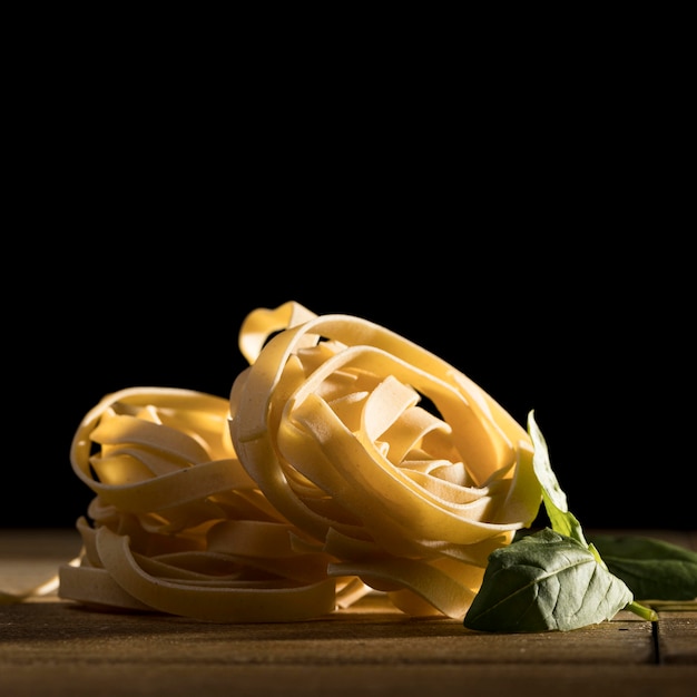 Gratis foto tagliatelle met basilicum