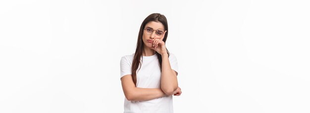 Tailleup portret van verveelde ongeïnteresseerde jonge brunette vrouw in glazen voelt moe of slaperig luisteraar