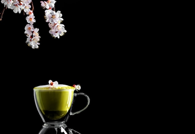 Tak van bloeiende kersen en een kopje matcha groene thee