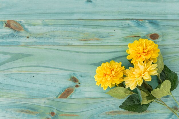 Takje met gele bloemen op tafel