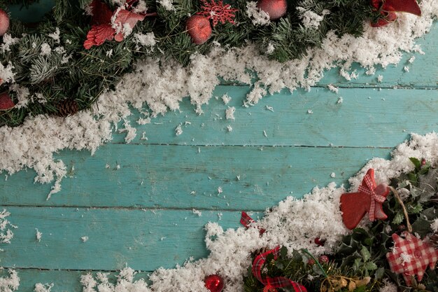 Takken van een kerstboom met nep sneeuw