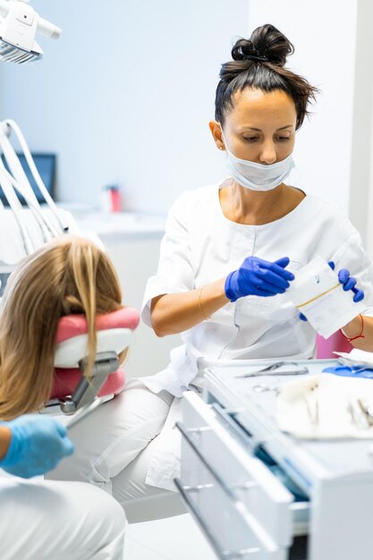 Tandarts in het proces. Tandheelkundige diensten, tandartspraktijk, tandheelkundige behandeling.