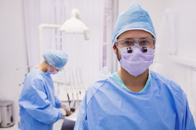 Tandarts poseren bij tandheelkundige kliniek