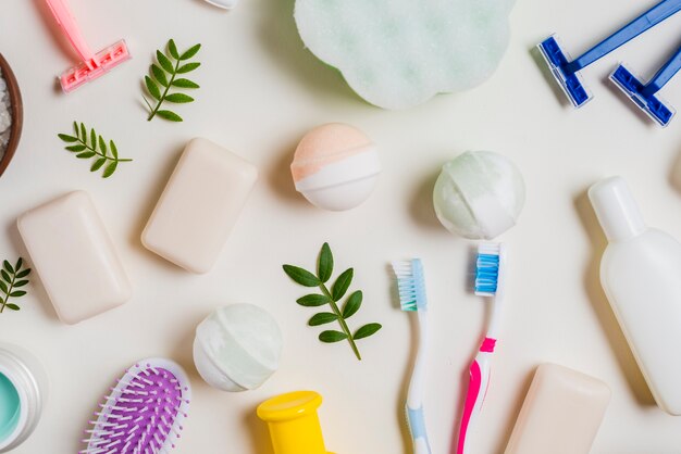 Tandenborstel; zeep; bad bom; roze; scheermes en schoonheidsmiddelenproducten op witte achtergrond