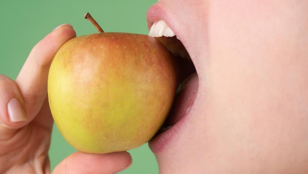 Tandheelkunde. gezonde witte tanden close-up met een appel.