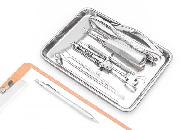Tandheelkundige instrumenten, apparatuur en tandarts grafiek op een witte achtergrond