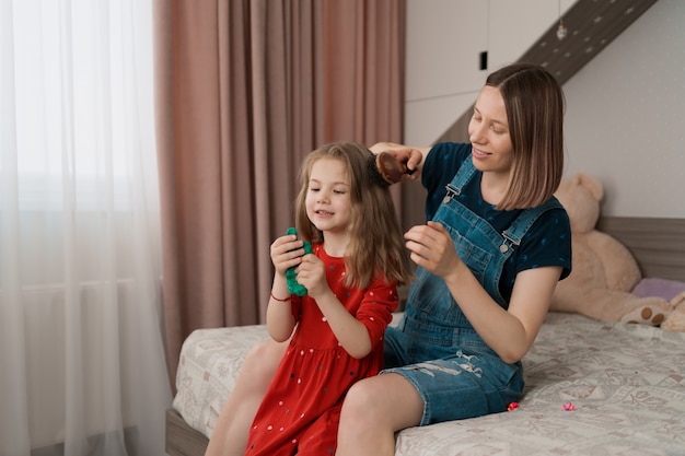 Tante brengt tijd door met haar nichtje