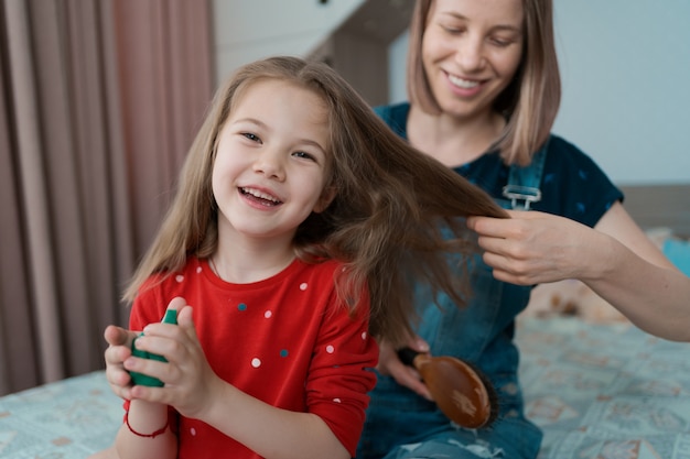 Tante brengt tijd door met haar nichtje