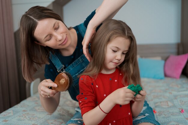 Tante brengt tijd door met haar nichtje