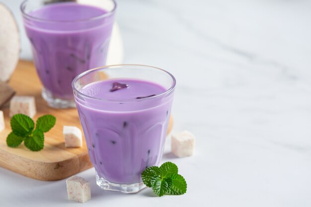 Taro aardappel ijsthee op tafel