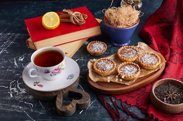 Tartalettes met chocoladevulling en kokos met een kopje thee.