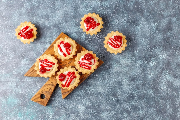 Tartlets met witte chocolade vulling en bessenjam bovenop.