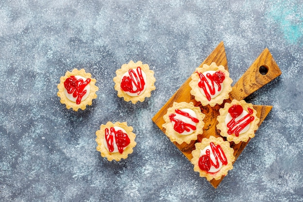 Tartlets met witte chocolade vulling en bessenjam bovenop.