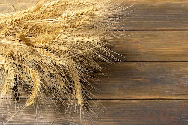 Tarweoren op de houten tafel