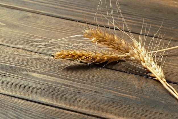 Gratis foto tarweoren op de houten tafel