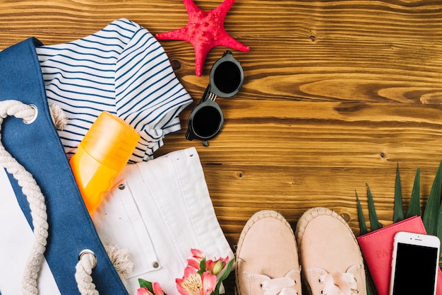 Gratis foto tas met elegante strandkleding