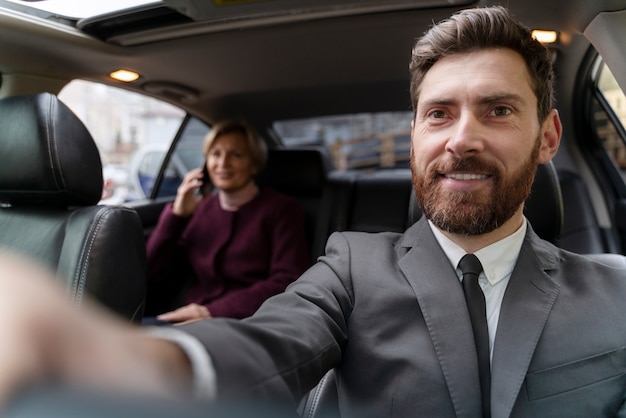 Taxichauffeur en vrouwelijke klant communiceren op een formele manier