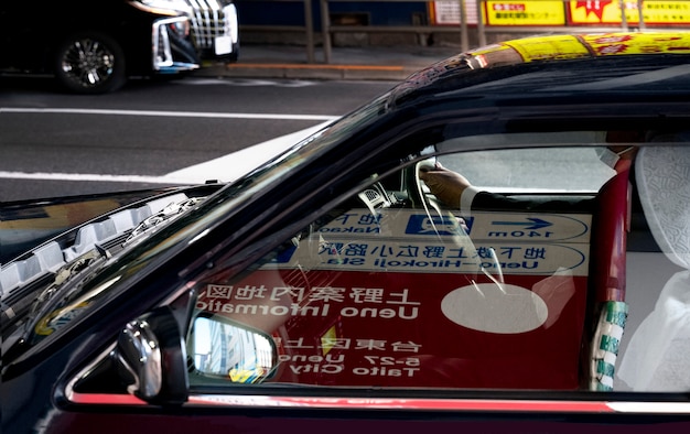 Taxichauffeur op straat van Japan