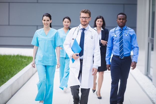 Team van artsen die in een rij lopen