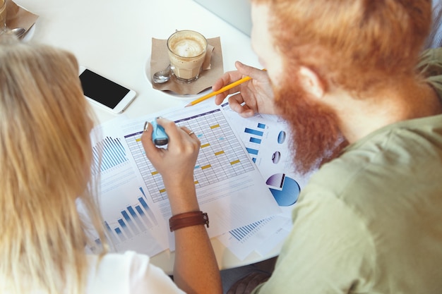 Team van jonge collega's met bijeenkomst in café