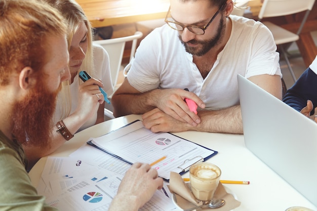 Gratis foto team van jonge collega's met bijeenkomst in café