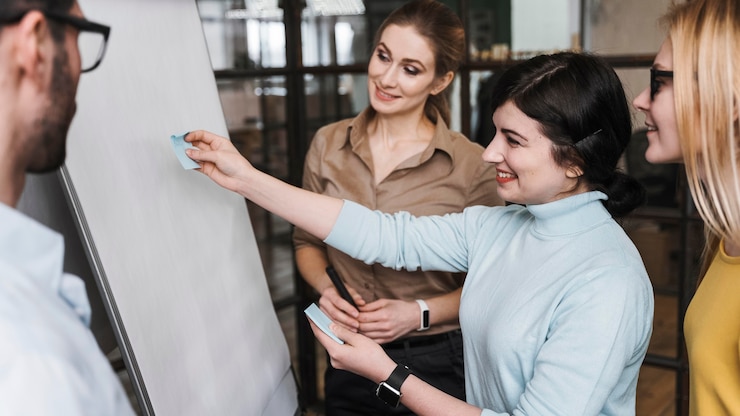Gratis Foto team van jonge professionele ondernemers tijdens een vergaderpresentatie