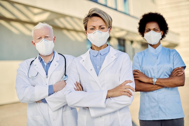 Team van zelfverzekerde artsen die beschermende gezichtsmaskers dragen vanwege de coronavirusepidemie