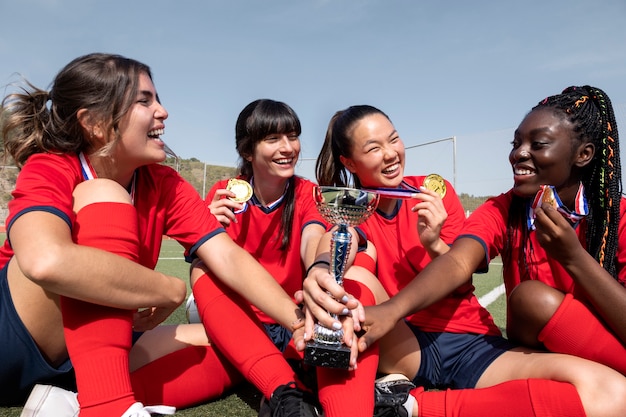 Gratis foto team viert de overwinning van de zilveren beker