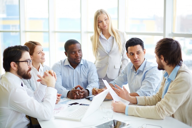 Teamleider bespreken van grafieken en diagrammen