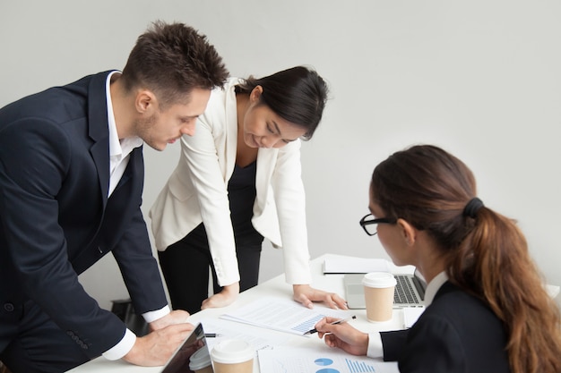 Teamleider die werkresultaten bespreken op vergadering, groepswerkconcept