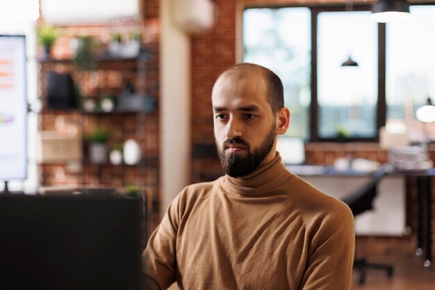 Teamleider van de financiële afdeling die marketingideeën onderzoekt terwijl hij het bedrijfsuitgavenrapport analyseert. Startup-projectmanager die oplossingen voor budgetgroei ontwikkelt terwijl hij brainstormt over de bevordering van de strategie.