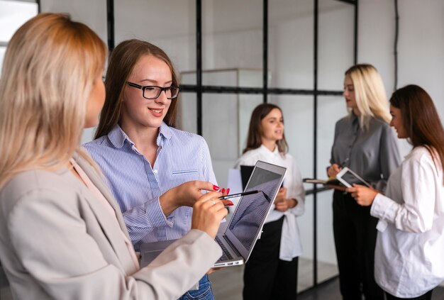 Gratis foto teamvergadering op het werk met elektronische apparaten