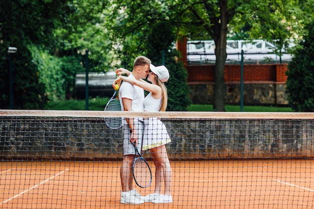 Teamwerk. mooie vrouw en knappe man spelen daarna tennis.
