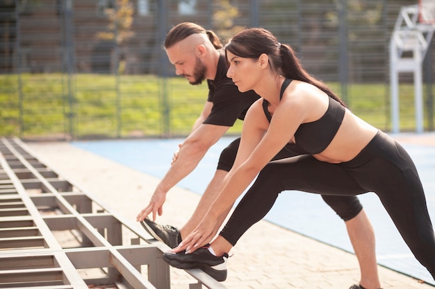 Gratis foto teamwerk outdoor training met vrienden