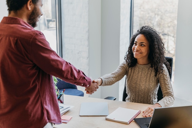 Gratis foto teamwork bijeenkomst met mensen uit het bedrijfsleven