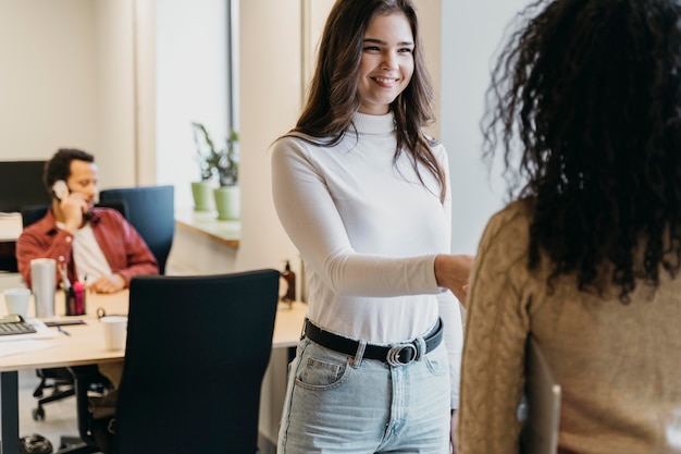 Gratis foto teamwork bijeenkomst met mensen uit het bedrijfsleven