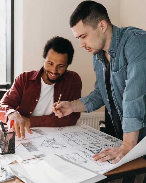 Gratis foto teamwork bijeenkomst met mensen uit het bedrijfsleven