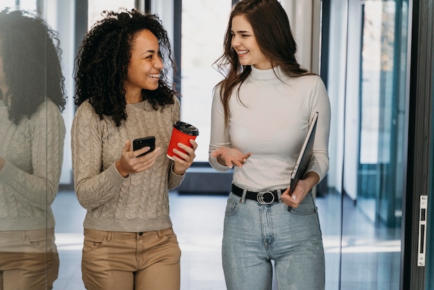 Gratis foto teamwork bijeenkomst met mensen uit het bedrijfsleven