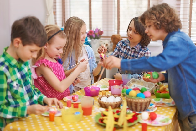 Teamwork van groep jonge kunstenaars